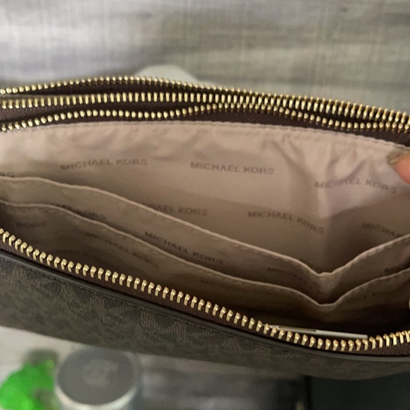 ❤️NWT!!!❤️ MICHAEL Kors Large double zip wristlet. - Picture 9 of 11